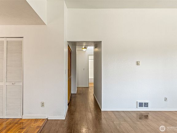 3rd image of 727 Salzburg Lane SE