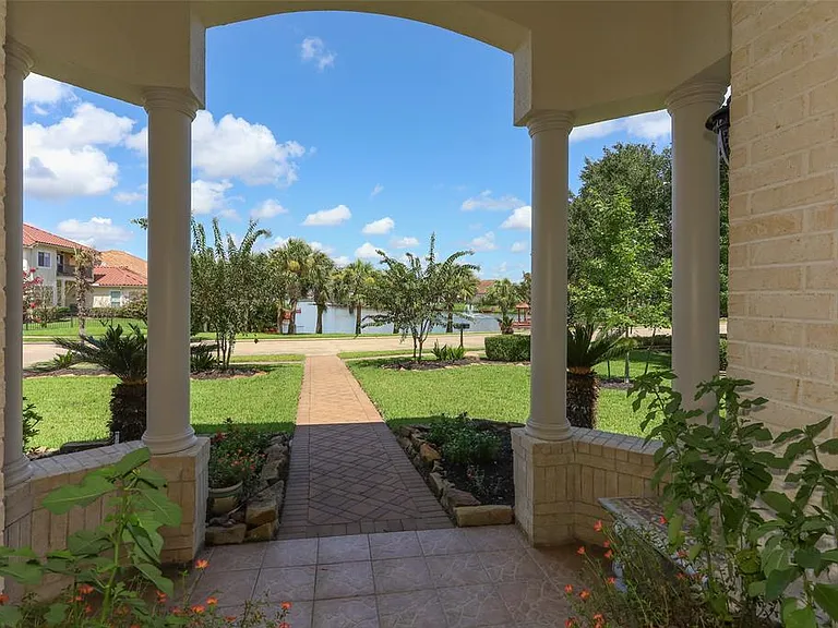 18623 Windsor Lakes Dr — Photo 4