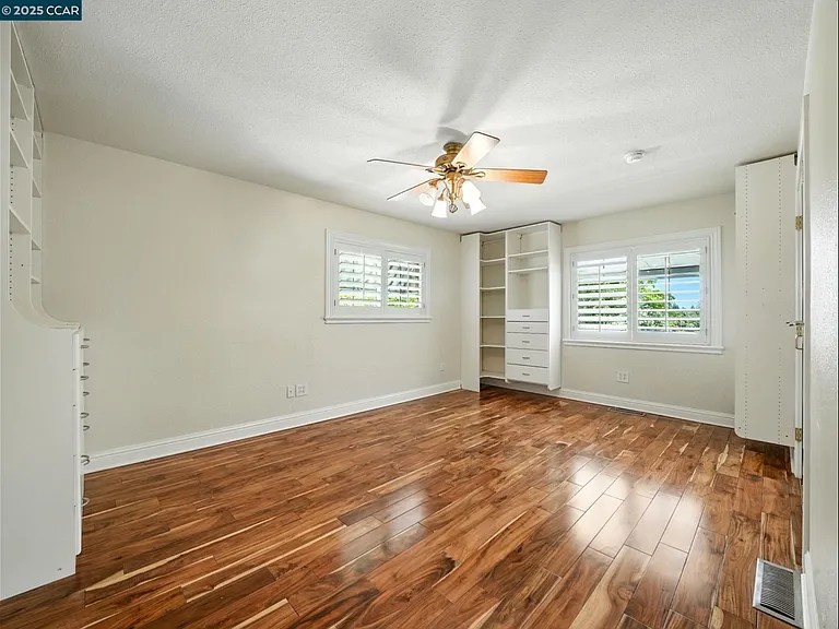 Acacia Ln — Photo 16