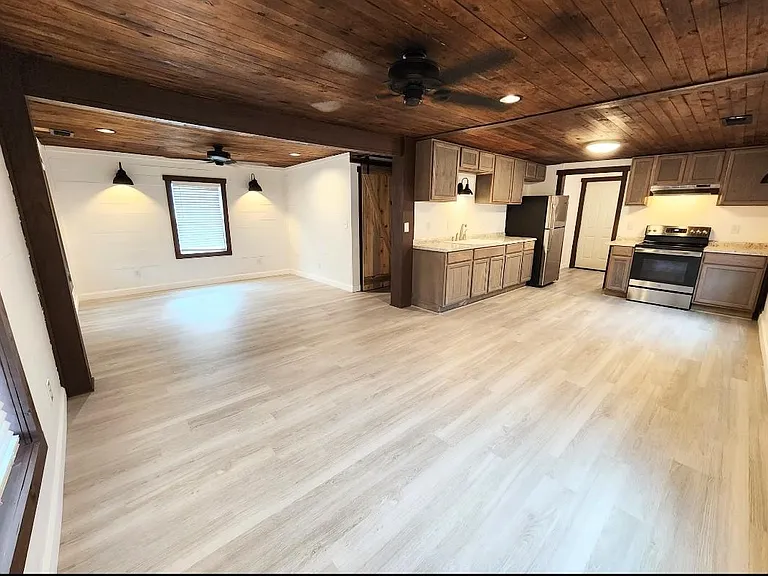 219 Eclipse St — Photo 1