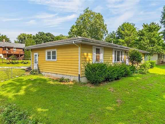 4th image of 28 Forest Ln