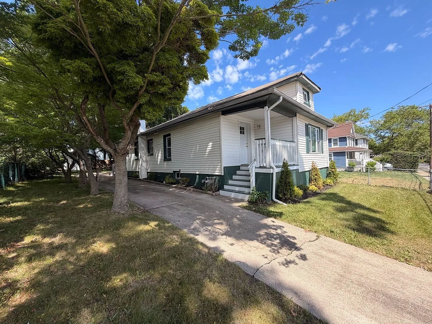 Stunning 3 bedroom 2 bathroom single family house available in Asbury Park! — Photo 2