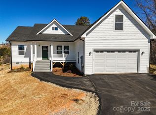 32 Little Oak Rd, Leicester, NC 28748