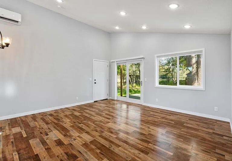 900 Westwood Dr — Photo 4