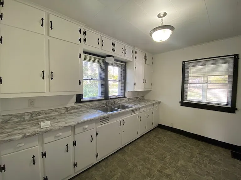 818 Justin Ave — Photo 12