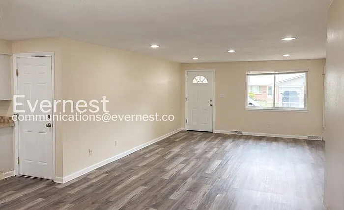 1527 Stuart St — Photo 7
