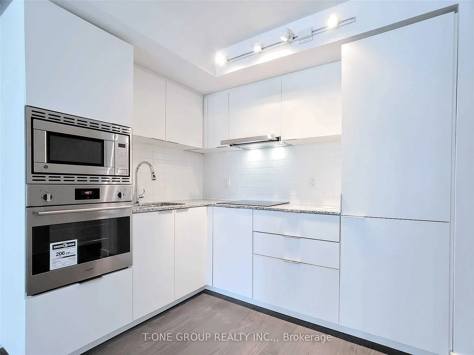955 Bay St — Photo 4
