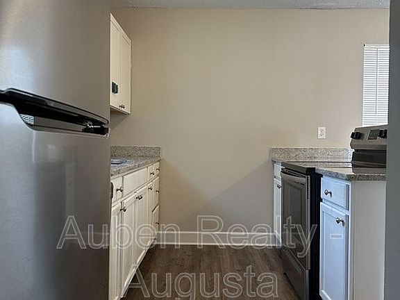 4th image of 3202 Gerald Dr E