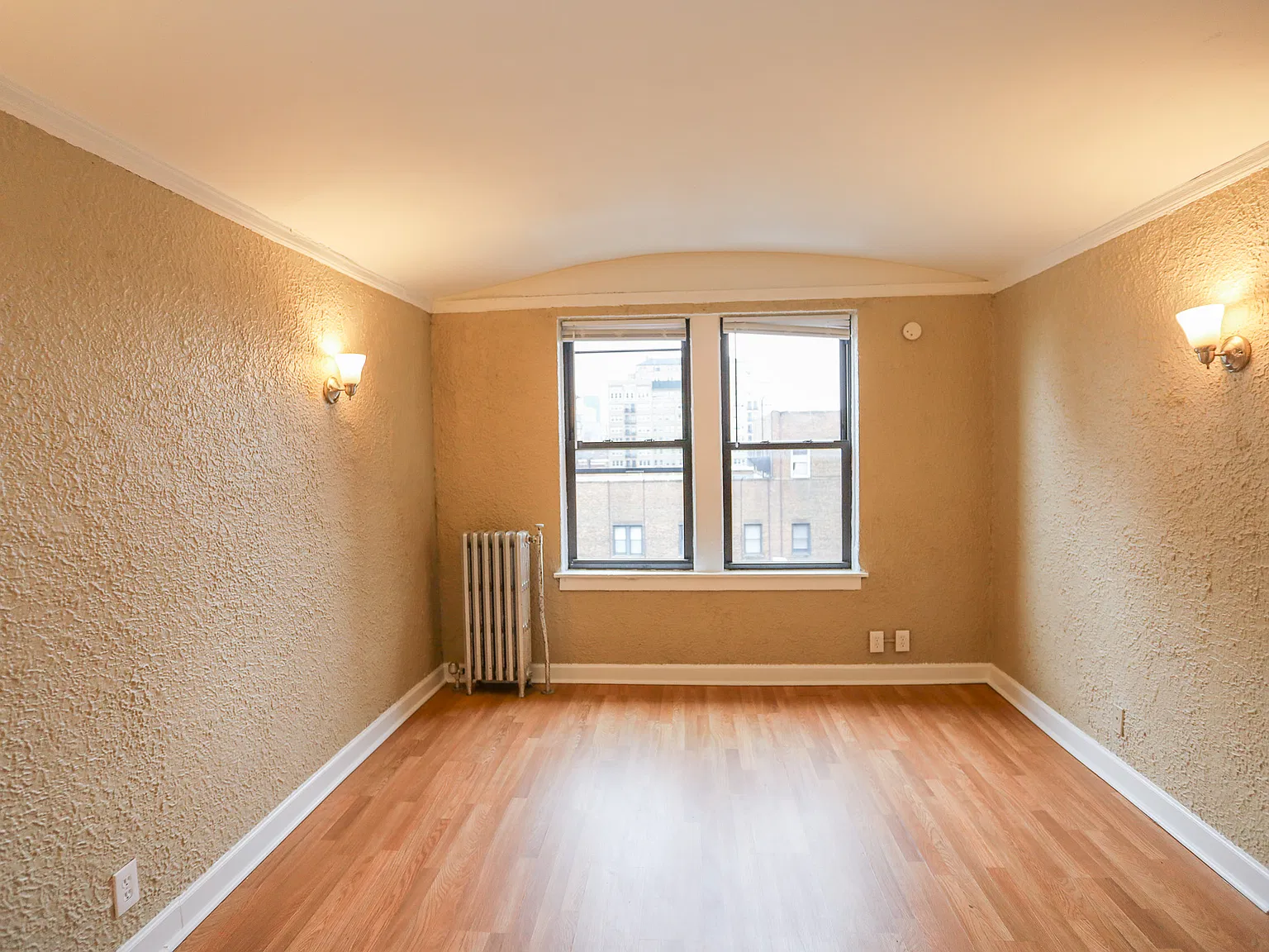 1062 W Rosemont Ave — Photo 1