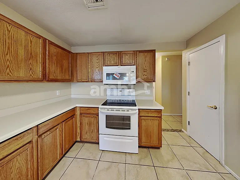 494 W Great White St — Photo 3