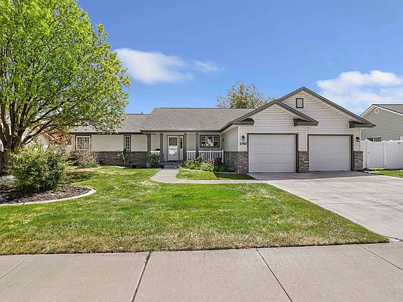 2nd image of 2562 Carriage Way