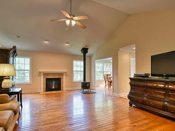 4th image of 120 Collier Dr