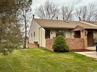 25720 Lexington Dr UNIT 76-1, South Lyon, MI