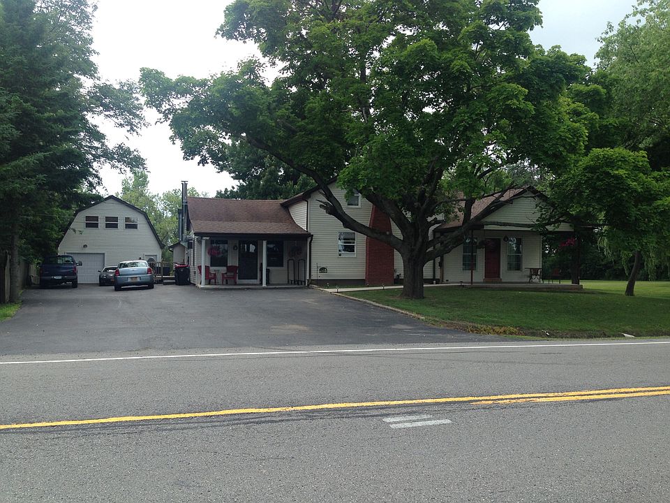 Road viewhouse and detached 