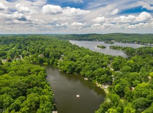 305 E Lakeshore Dr, Highland Lakes, NJ 07422