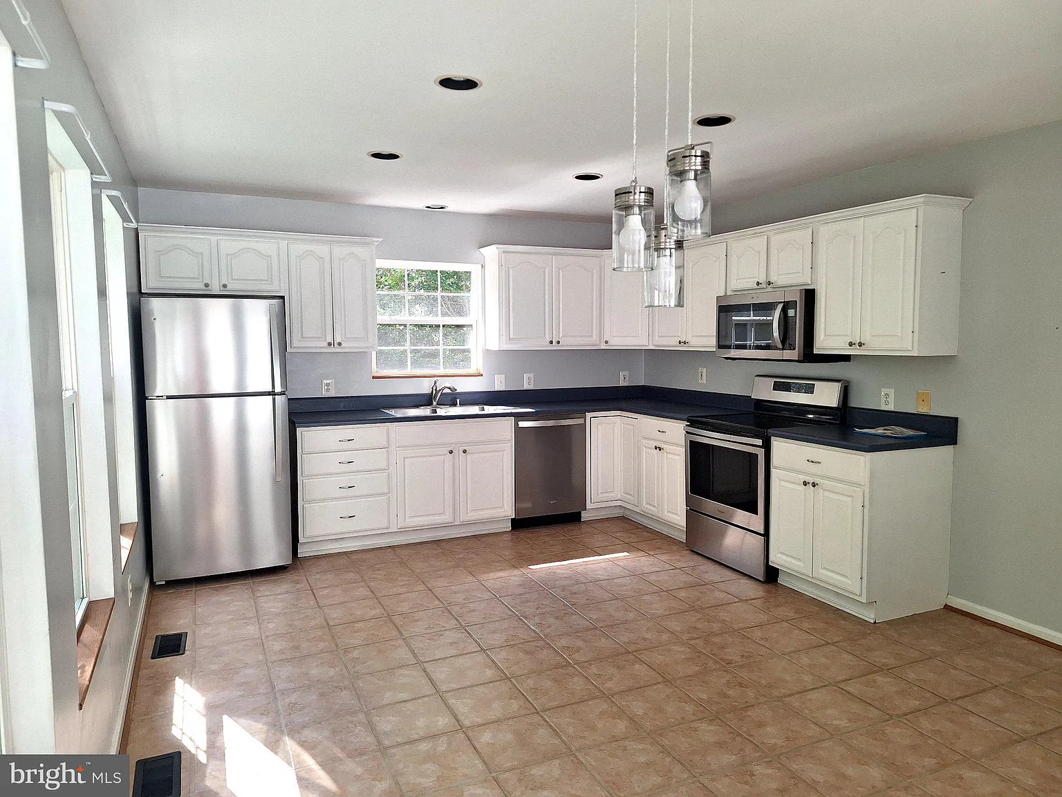 3 bed, 2.0 bath, 1692 sqft, $2,500 — Photo 4