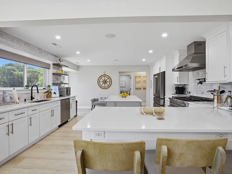 15928 Henry Ln — Photo 12