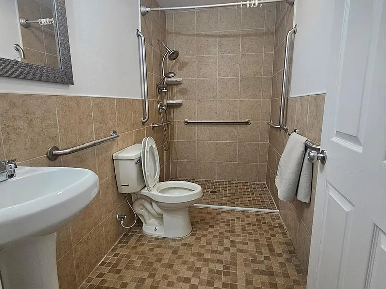 606 Trinity St — Photo 11