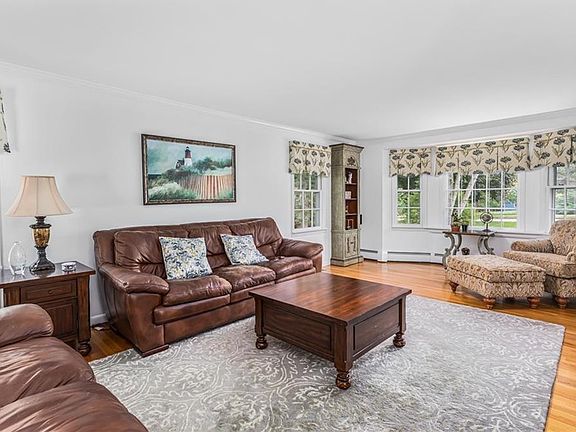 4th image of 15 Crystal Dr