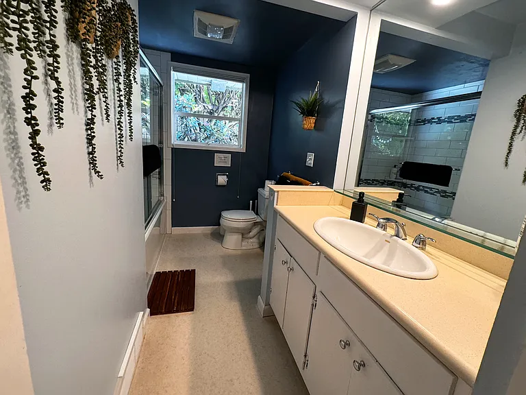 Main bathroom with bathtub (closest to bedroom 1-3)