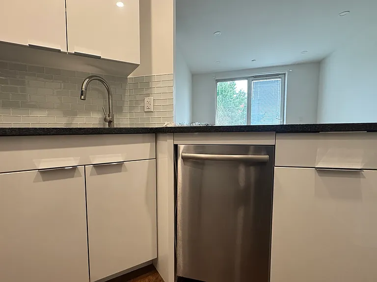 689 Leonard St #3F — Photo 5