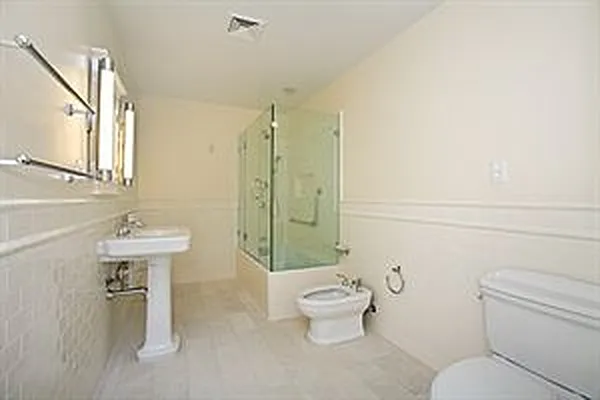 Rented by Douglas Elliman | media 22