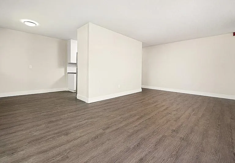 470 Wellington St N — Photo 9