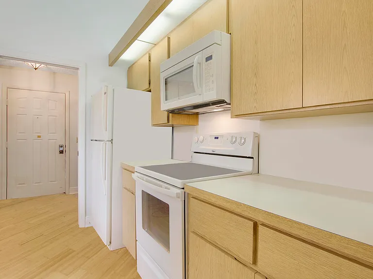 111 Seashore Dr — Photo 8