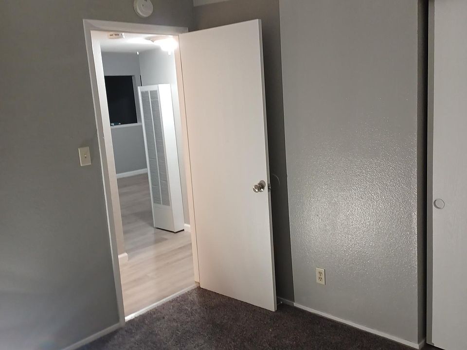 1st image of 1042 Hedge Ave
