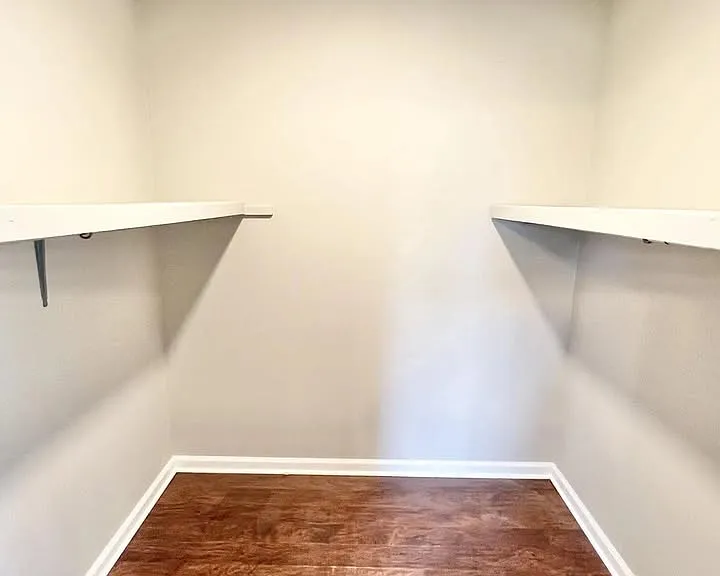 WALK IN CLOSET