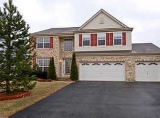 825 Suncrest Dr, Aurora, IL 60506