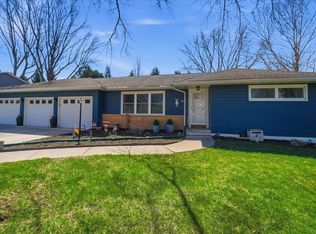 1924 Timberledge Dr, Cedar Falls, IA 50613