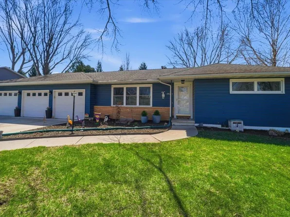 1924 Timberledge Dr, Cedar Falls, IA 50613