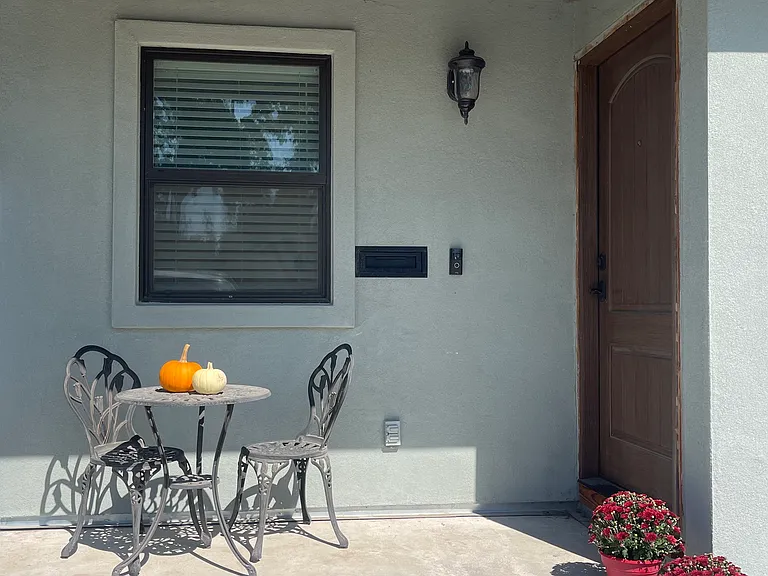 105 Hollywood Ave — Photo 1