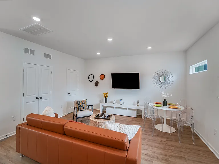 1205 Lomax Ave — Photo 5