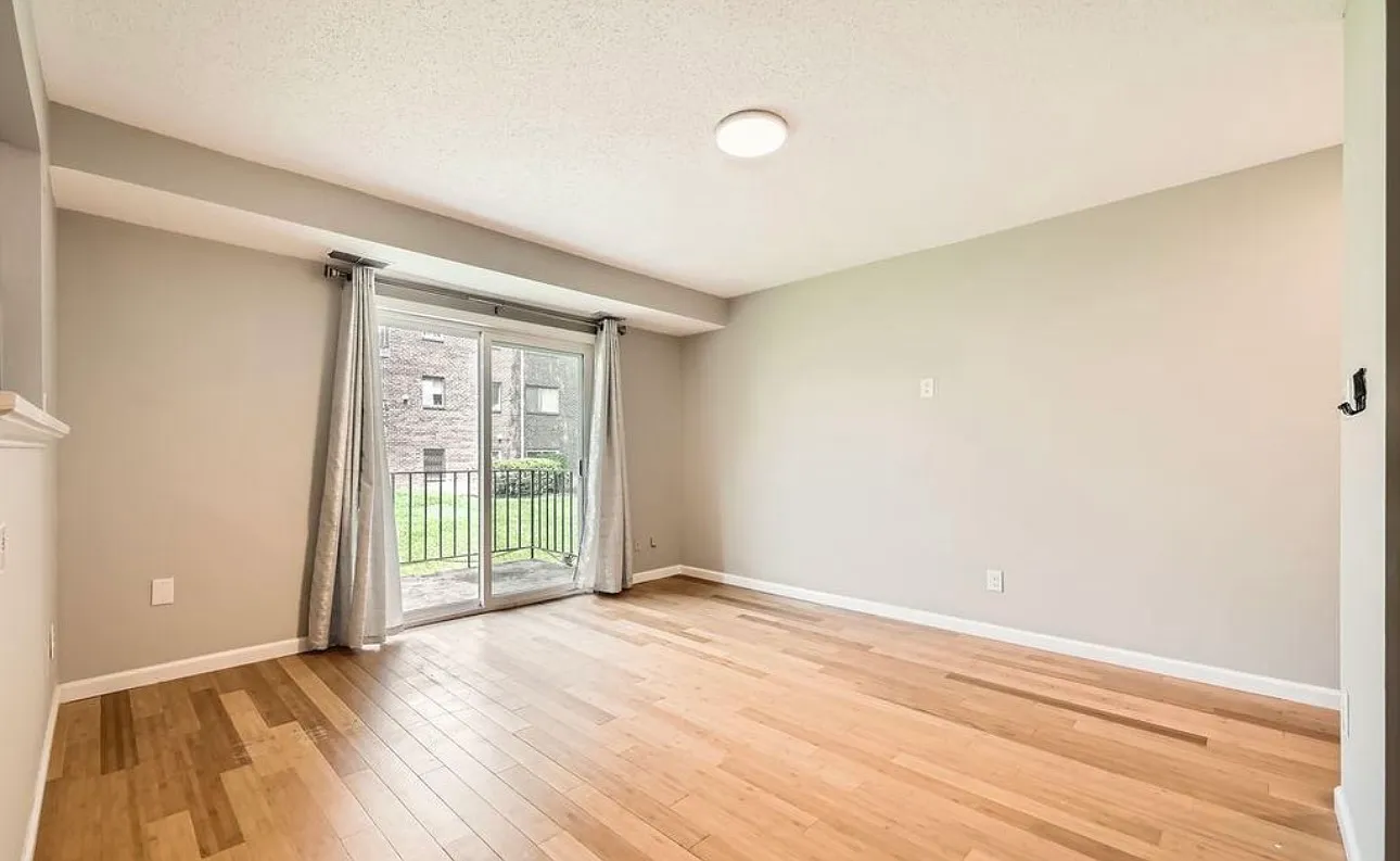2 bed, 1.5 bath, 918 sqft, $2,200 — Photo 2