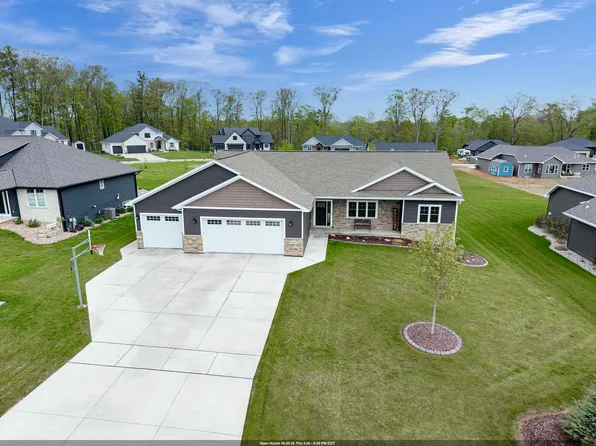 2128 Clover Field Dr, Green Bay, WI 54313