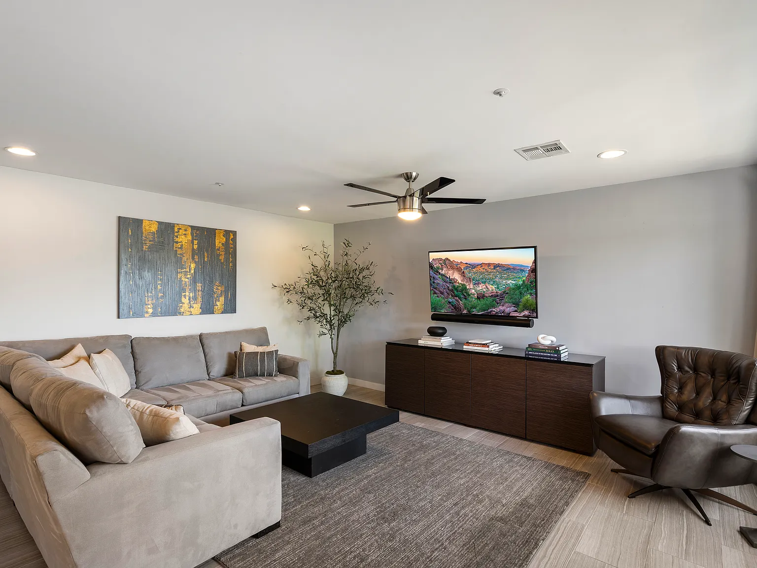 8201 E Sells Dr — Photo 4