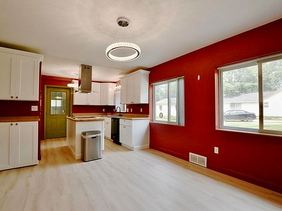 3rd image of 3115 Dawn Dr