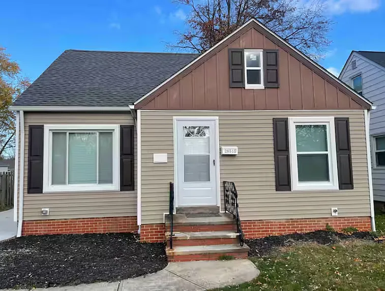 3 bed, 1192 sqft, $1,900 — Photo 1