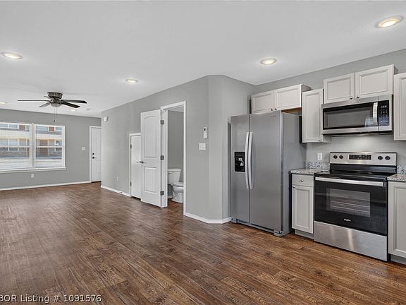 5th image of 96 N School St