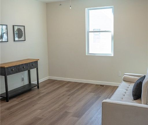 5th image of 2855 Hartman St