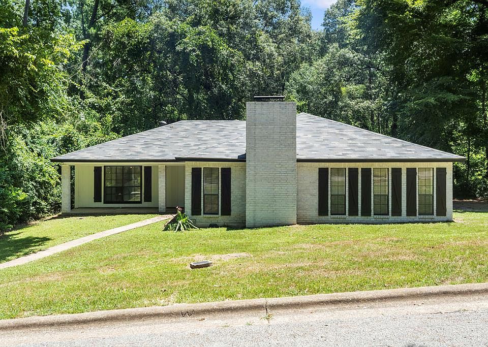 1st image of 2600 Dogwood Dr