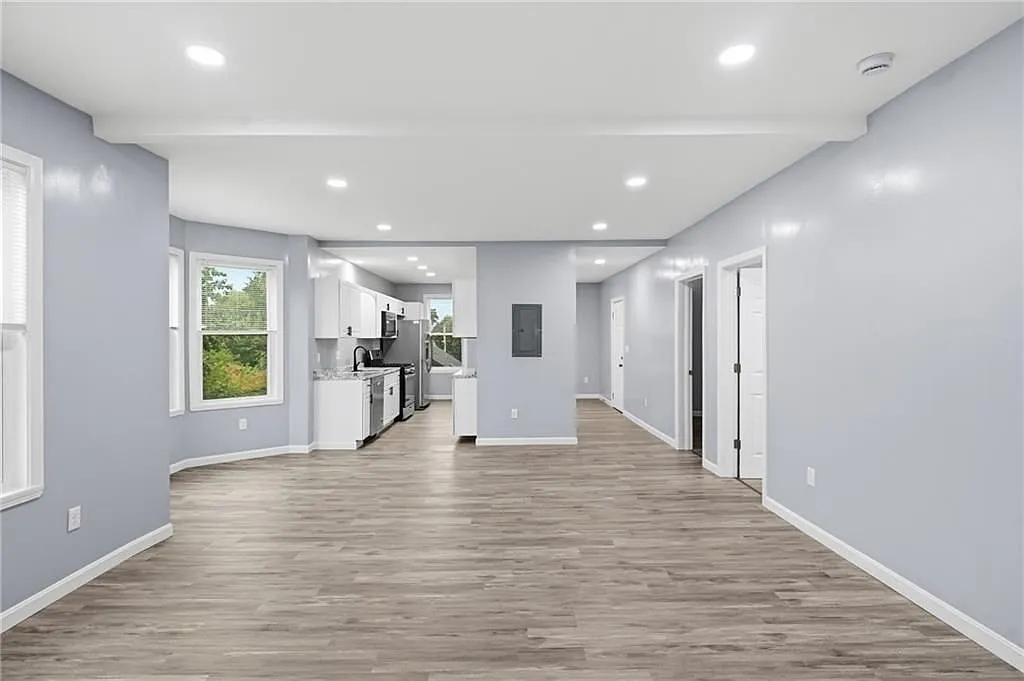 3 bed, 1.0 bath, 1470 sqft, $2,500 — Photo 4