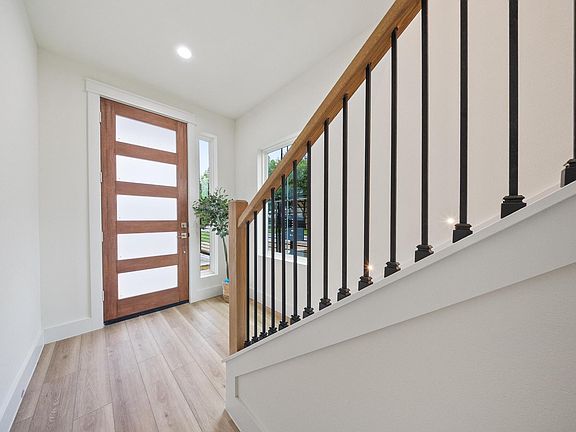4th image of 1106 Weiss St