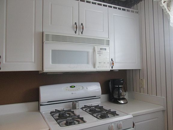 4th image of 4085 Parkcove Dr