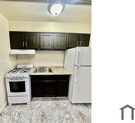 3rd image of 900 W Spencer St #105