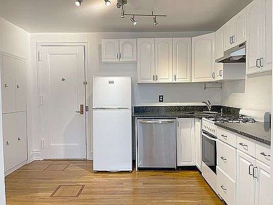 5th image of 520 W End Ave APT 2