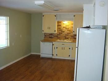 3rd image of 916 W 10th St