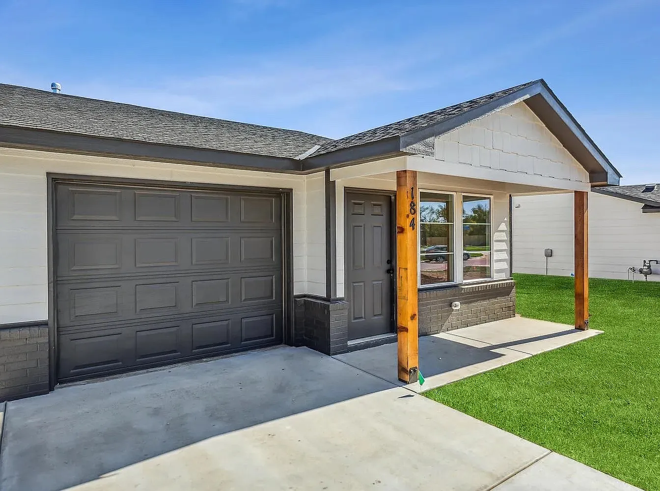 182 N Indian Lakes Dr — Photo 1